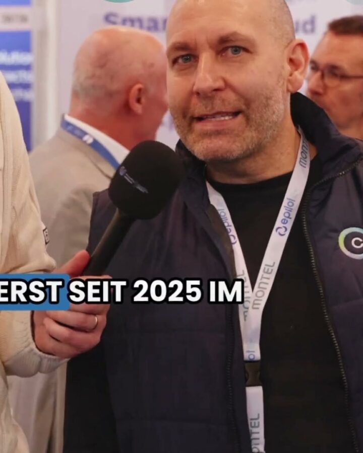 Messe-Content: Besucher mit Messeausweis spricht in ein Mikrofon