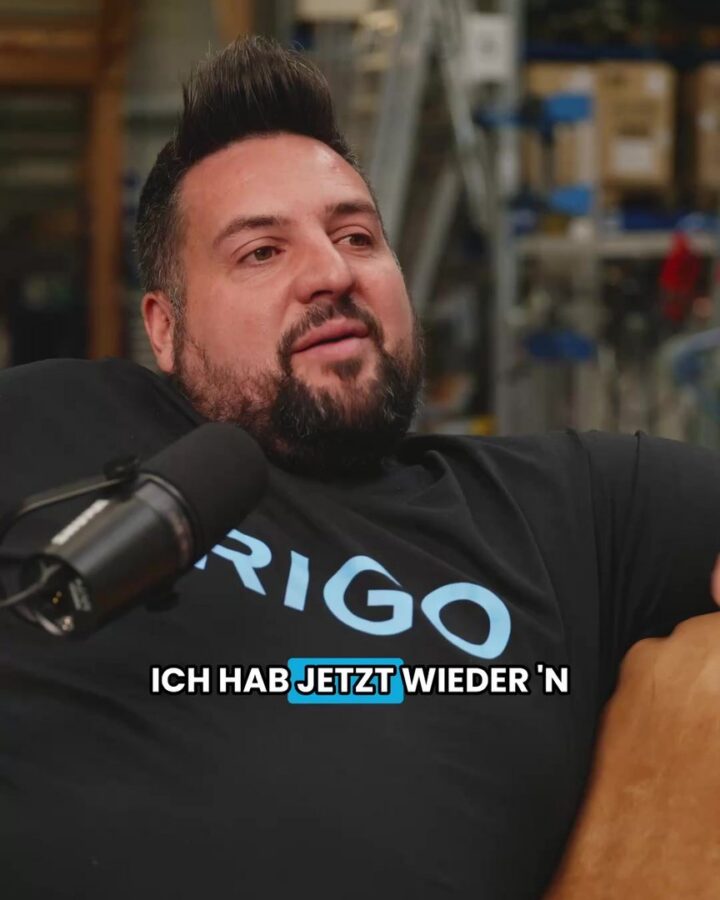 Podcast-Aufnahme bei frigoclim: Gast mit Mikrofon im Gespräch