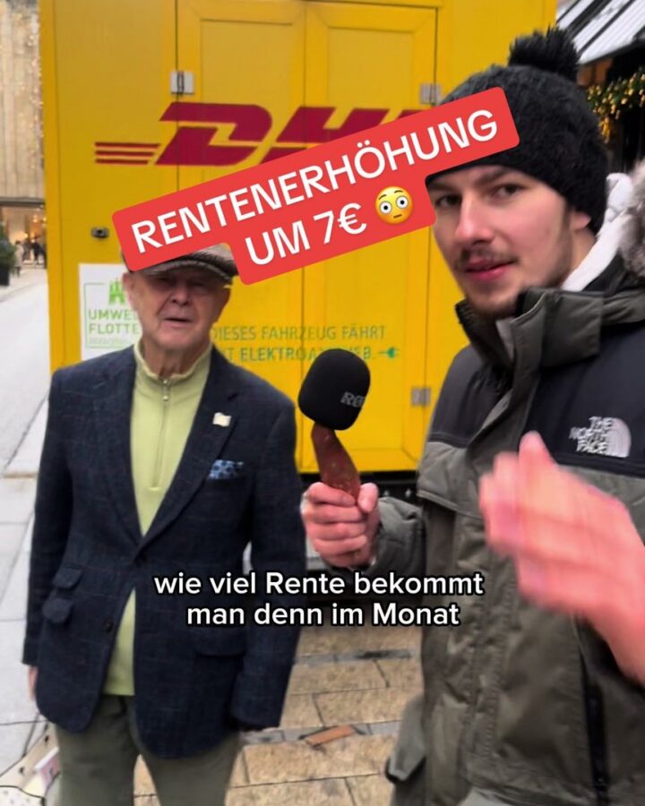 Straßenumfrage: Interviewer mit Mikrofon befragt einen älteren Passanten vor einem Lieferwagen, Einblendung „Rentenerhöhung um 7 €“